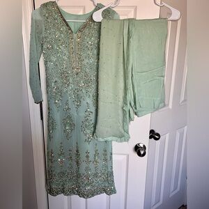 Beautiful pak/Indian Outfit – Includes Dress, Pants, and Dupatta